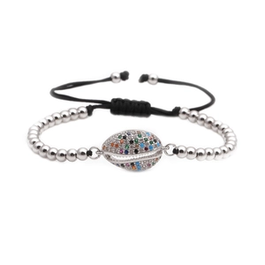 Bracelet à perles argentées réglable avec pendentif coquillage serti de zircons colorés
