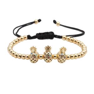 Bracelet à perles dorées réglable avec trois breloques ananas en zircon coloré
