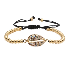 Bracelet ajustable avec perles dorées et pendentif coquillage coloré sur fond blanc