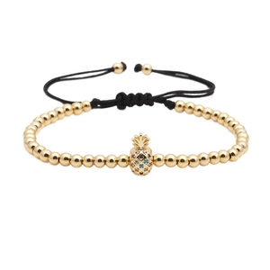 Bracelet réglable à billes dorées avec pendentif ananas en zircon coloré sur fond blanc