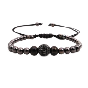Détail macro du bracelet tressé ajustable avec sphère pavée de zircons noirs brillants