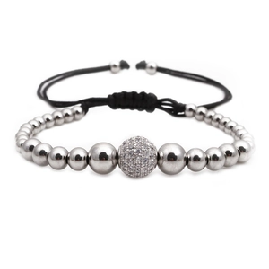 Vue macro d'un bracelet tissé ajustable avec boule de zircon 10mm et perles argentées