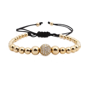 Bracelet tissé ajustable avec boule en zircon pavé de 10mm et perles dorées
