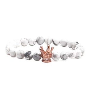 Pulsera de cuentas de turquesa blanca con corona de oro rosa y circonitas brillantes
