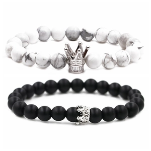 Detalle de las pulseras de corona para parejas con cuentas de mármol blanco y negro mate