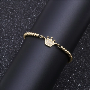 Bracelet perles avec breloque couronne en zircons et perles dorées sur cordon noir