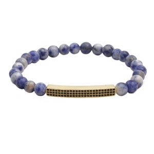 Détail d'un bracelet en perles turquoise de 6mm avec tube doré orné de zircons noirs