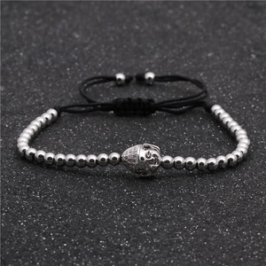 Vista dettagliata del bracciale con perline d'argento, testa di Buddha e strass