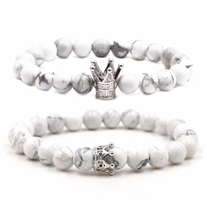 Set de pulseras de cuentas de turquesa blanca con dijes de corona plateados minimalistas