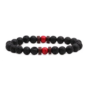 Makro-Detail von Lava-Stein-Armband mit roten Akzenten und flachen Holzperlen-Trennern