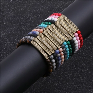 Détail de bracelets en perles de turquoise et œil de tigre de 6 mm avec barres micro-pavées d'or