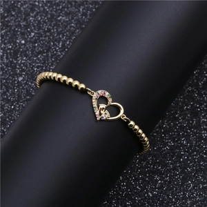 Bracelet doré perles 4mm avec pendentif cœur zircon coloré et motif pied de bébé