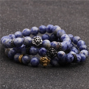 Lot de trois bracelets en perles d'acier inoxydable avec pierre marbrée bleue et tête de lion