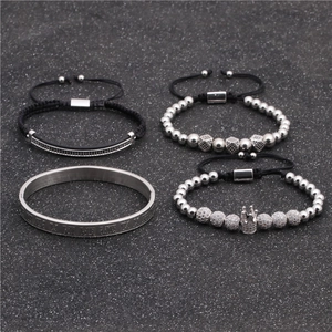 Nahaufnahme des 4-teiligen Herren-Armbandsets mit römischen Ziffern und Kronenanhänger