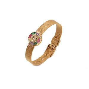 Gouden mesh armband met kleurrijke zirkoonstenen en letter B, onder een hoek van 45 graden