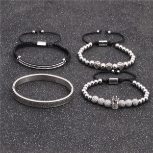 Detail eines 4-teiligen Herrenarmband-Sets mit Krone, Perlen und römischem Armreif