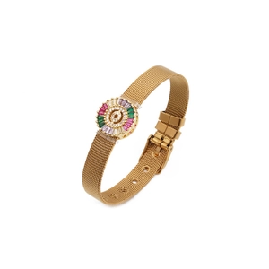 Detail van gouden mesh-armband met regenboog-zirkonia badge en verstelbare gespsluiting