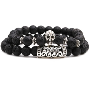 Set de bracelets en pierre de lave avec crâne argenté et cylindre vintage sur blanc