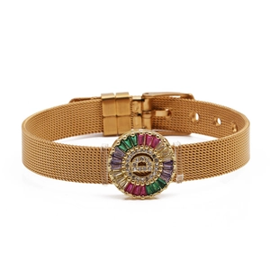 Gedetailleerd overzicht van de gouden mesh-armband met gekleurde edelstenen en letter D