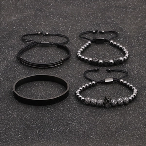 Detaillierte Nahaufnahme eines 4-teiligen Herrenarmband-Sets mit Krone und Zirkonia