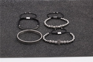 Detail eines 4-teiligen Herren-Schmucksets mit Kronenanhänger und Armreif