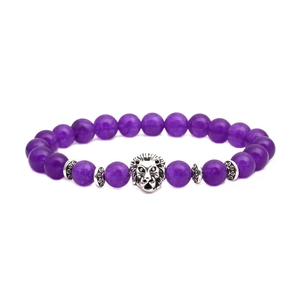 Détails des perles d'améthyste violettes et du charme lion argenté sur le bracelet