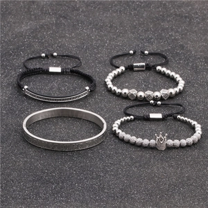 Dettaglio set gioielli uomo con polsino a numeri romani e bracciali con perline corona
