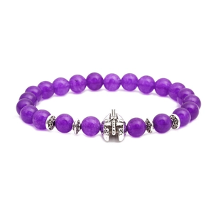 Gros plan du bracelet en perles violettes avec casque de sparte et perles intercalaires