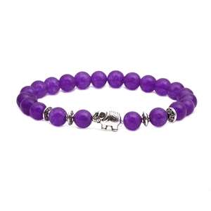 Détail d'un bracelet en perles violettes avec un pendentif éléphant argenté vintage