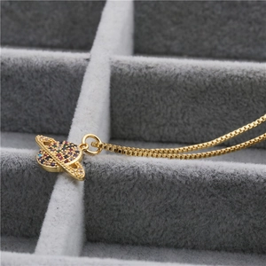 Goldene Halskette mit farbigem Zirkonia-besetztem Saturn-Planeten-Anhänger in Box-Kette