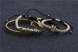 Dettaglio del set di quattro bracciali da uomo con corona dorata e cerchio a numeri romani