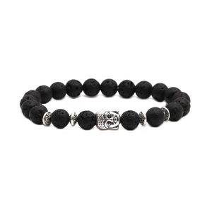 Détail macro du bracelet élastique en pierre de lave noire avec tête de Bouddha argentée