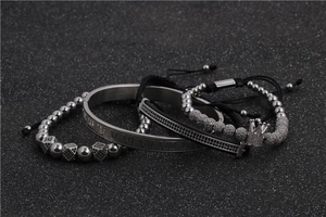 Dettaglio del bangle con numeri romani e bracciale con corona e perle d'acciaio