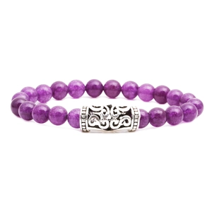 Bracelet en perles d'améthyste avec une perle tubulaire argentée à motif évidé sur fond blanc