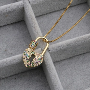 Magnifique collier cadenas cœur doré serti de zircons multicolores sur plateau velours
