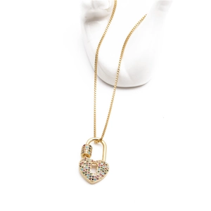 Collier avec pendentif cadenas cœur arc-en-ciel doré et zircons colorés micro-pavés