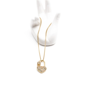 Détail d'un collier serrure en forme de cœur doré avec zircons multicolores sur une main blanche