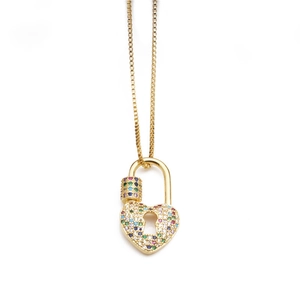 Détail du pendentif cadenas en forme de cœur doré avec zircons multicolores sertis