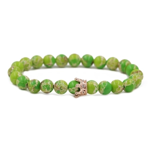Detailansicht Kaiserstein Perlenarmband mit rosévergoldetem Kronenanhänger und Zirkonia