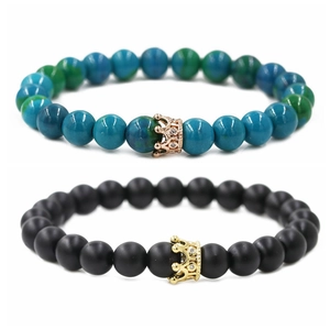 Mattschwarze und blau-grüne Steinperlenarmbänder mit goldenen Kronen-Anhängern