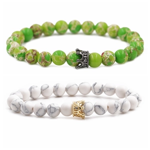 Detaillierte Makroansicht von 8mm Kaiserstein und Weißtürkis Armbändern mit Kronenperlen