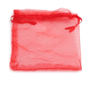 Vista detallada de la bolsa de regalo de organza roja con cordón para joyas