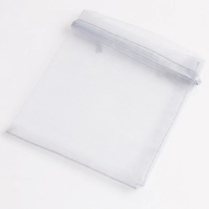 Detalle de una bolsa de regalo de organza gris claro con cintas de raso suaves