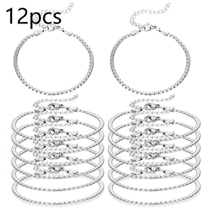 Detail von 12 silbernen Box-Chain-Armbändern mit Karabinerverschluss für Schmuck