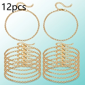 Dettaglio del set di 12 braccialetti a catena dorata con chiusure a moschettone e catene
