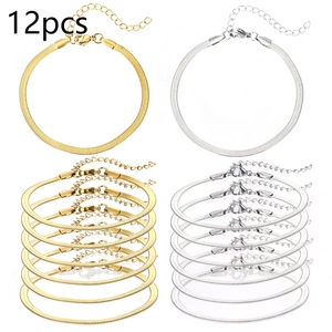 Detail van 12 gouden en zilveren slangenketting armbanden met karabijnsluitingen