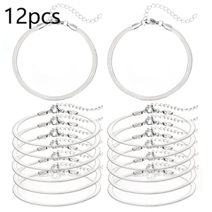 Detail van 12 zilveren slangenarmbanden met karabijnsluiting en verlengketting voor DIY