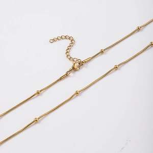 Vergulde roestvrijstalen slangenketting met kleine kralen en een handige karabijnsluiting