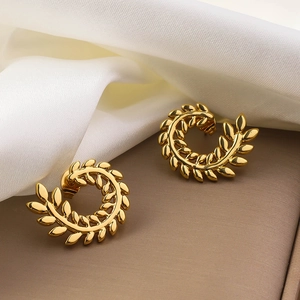 Elegante 18K vergoldete Titanstahl-Ohrstecker in Ährenform auf weichem Seidenstoff