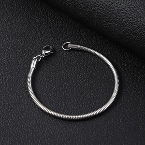 Makro-Detail von silbernem Edelstahl-Schlangenarmband mit sicherem Karabinerverschluss